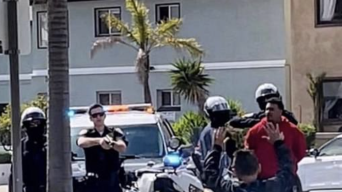 Σαν Ντιέγκο: Οργή για φωτογραφία με αστυνομικό που σημαδεύει με το όπλο 8χρονο