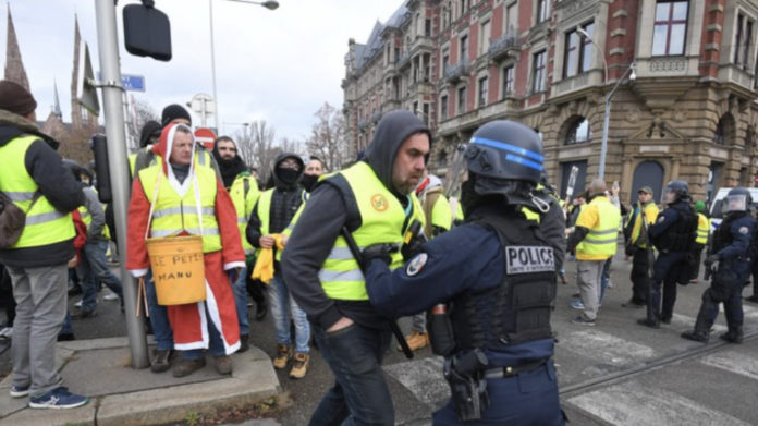 Γαλλία: Αποζημίωση σε ηγέτη των «κίτρινων γιλέκων» που έχασε το μάτι του