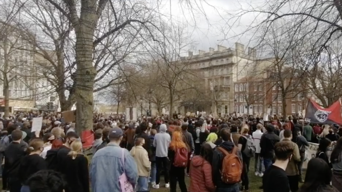 Νέα διαδήλωση στη Βρετανία: Ταραχές στο Μπρίστολ κατά των μέτρων για τον κορωνοϊό-(VIDEO)