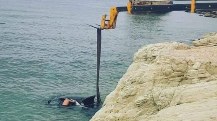 Αυτοκίνητο έπεσε στη θάλασσα στο Πόρτο Χέλι