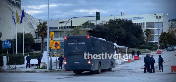 ΚΝΕ: Η εισβολή των αστυνομικών δυνάμεων στο ΑΠΘ είναι απαράδεκτη
