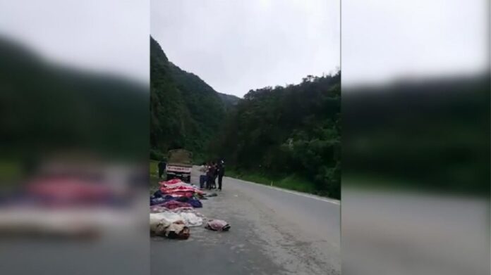 Βολιβία: Τουλάχιστον 20 νεκροί από πτώση λεωφορείου σε χαράδρα