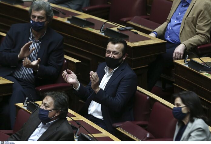 Την σύσταση Προανακριτικής επιτροπής κατά Παππά για τις τηλεοπτικές άδειες ψήφισε η Βουλή