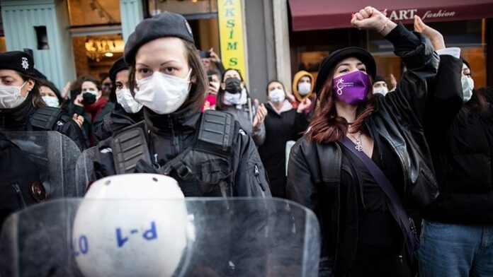 Η Τουρκία εγκαταλείπει τη Σύμβαση για την καταπολέμηση της βίας κατά των γυναικών