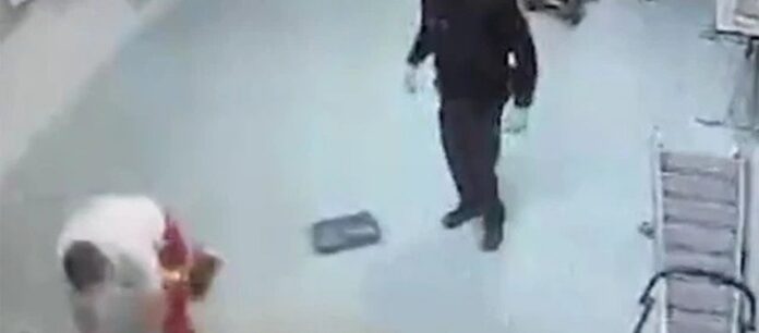 Γερμανία: Μεθυσμένος αλλοδαπός επιτέθηκε σε αστυνομικούς – Τον έδεσαν σε φορείο