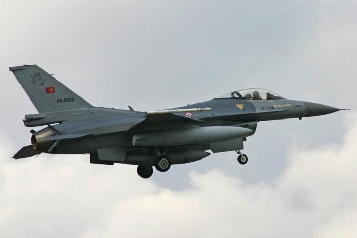 Υπερπτήσεις τουρκικών F-16 πάνω από τη Μακρόνησο και τους Ανθρωποφάγους