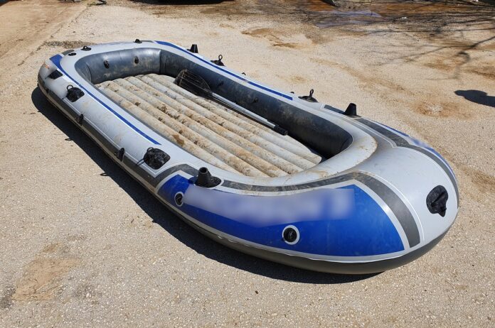 Θράκη: Χειροπέδες σε πέντε διακινητές παράνομων μεταναστών – Διέσχιζαν τον Έβρο με φουσκωτή βάρκα (φωτο)