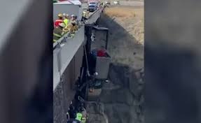 Αυτοκίνητο κρέμεται στο κενό μετά από πτώση – Κόβουν την ανάσα οι προσπάθειες διάσωσης-(VIDEO)