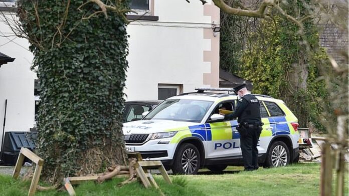 Μυστήριο στη Βόρεια Ιρλανδία: Τρεις νεκροί στη γειτονικά σπίτια – «Διπλή δολοφονία» λένε οι αρχές