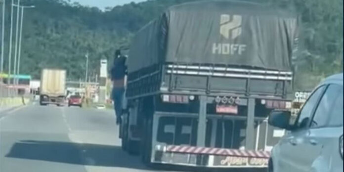 Βραζιλία: Γαντζώθηκε επί 30 χλμ. από φορτηγό, που εμβόλισε τη μηχανή του και σκότωσε τη γυναίκα του (VIDEO)