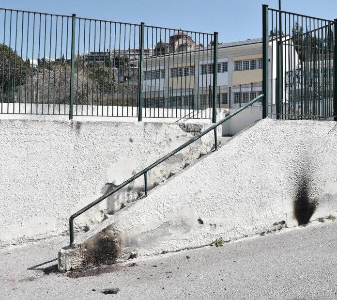 Θεσσαλονίκη: Άγνωστοι πέταξαν βόμβες μολότοφ σε Δημοτικό Σχολείο (φωτο)