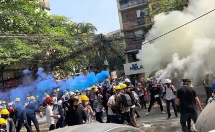 Μιανμάρ-πραξικόπημα: Οι διαδηλωτές κατέβηκαν και πάλι στους δρόμους