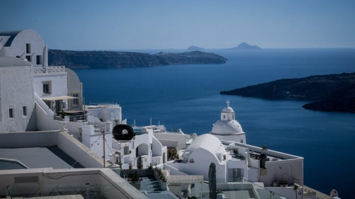 Παρ όλους τους περιορισμούς και προϋποθέσεις η κυβέρνηση αισιόδοξη ανακοινώνει με ίσως και μπορεί, άνοιγμα της τουριστικής περιόδου