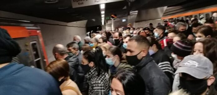 Δείτε εικόνες συνωστισμού στα ΜΜΜ – Για την κυβέρνηση φταίνε οι πολίτες που διαμαρτύρονται για την αποτυχία του lockdown