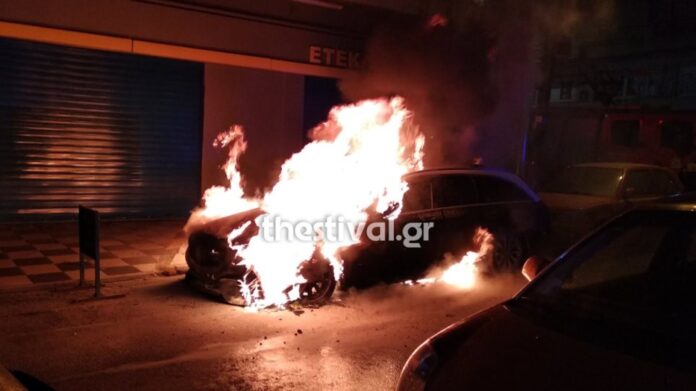 Θεσσαλονίκη: Φωτιά σε σταθμευμένο ταξί-(VIDEO)