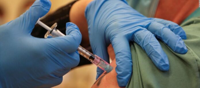 «Βόμβα» στις ΗΠΑ: «Οι επιχειρήσεις μπορούν να αναγκάσουν υπαλλήλους να εμβολιαστούν»! – Και μπόνους σε όσους το κάνουν