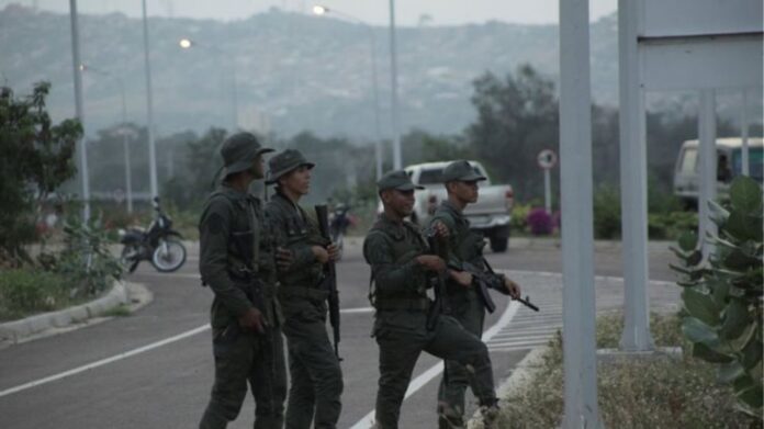 Βενεζουέλα: Μάχες ανάμεσα στον στρατό και σε μέλη ένοπλης οργάνωσης της Κολομβίας