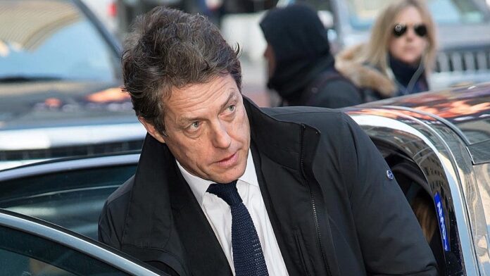 Ο Χιου Γκραντ κατηγορεί τη βρετανική κυβέρνηση ότι εκμεταλλεύεται την πανδημία για να πλουτίσει φίλους και χορηγούς