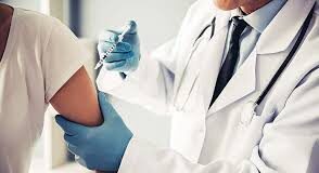 Το «παιχνίδι» που παίζουν υπουργοί (και η κρατική ΕΡΤ) με τις δόσεις των εμβολίων