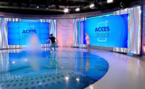 Χαμός σε εκπομπή στη Ρουμανία: Γυμνή γυναίκα εισέβαλε σε στούντιο και πέταξε πέτρα στην παρουσιάστρια-(VIDEO)