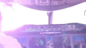 Tρομακτικό βίντεο: Κεραυνός χτυπά επιβατικό αεροσκάφος ενώ ετοιμάζεται να προσγειωθεί στον Παναμά -(VIDEO)