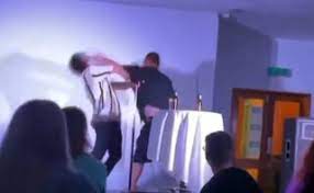 Χαμός σε παράσταση: Ανέβηκε στη σκηνή και έριξε γροθιά στο πρόσωπο γνωστού κωμικού-(VIDEO)