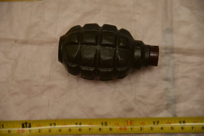 Αμφίκλεια: Βρήκε στο πατρικό της χειροβομβίδες και όπλα