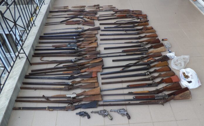 Ημαθία: Οπλοστάσιο με 49 κυνηγετικά και 15 ξιφολόγχες το σπίτι 59χρονου