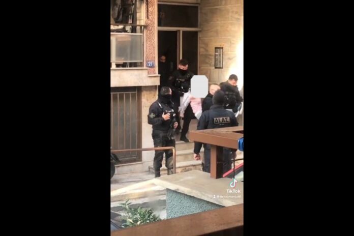 Σύλληψη κόρης μετά από καταγγελία της μητέρας της. Είναι ασθενής με κορονοϊό (VIDEO)