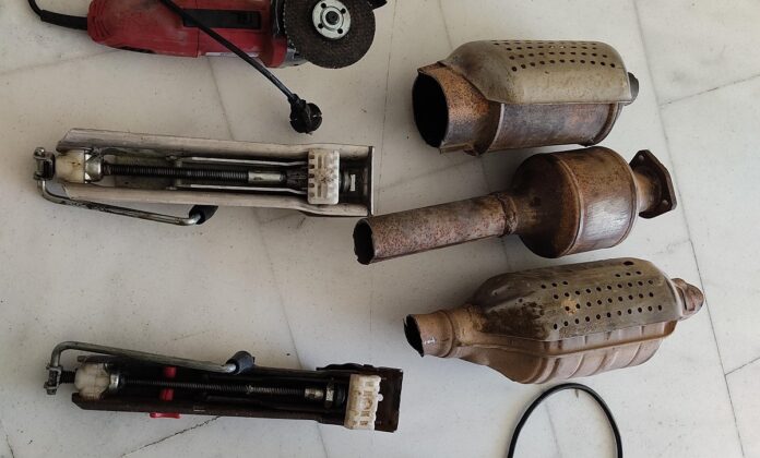 Ημαθία: Χειροπέδες σε δυο νεαρούς που είχαν στο ΙΧ τους τροχό κοπής μετάλλων και γρύλους