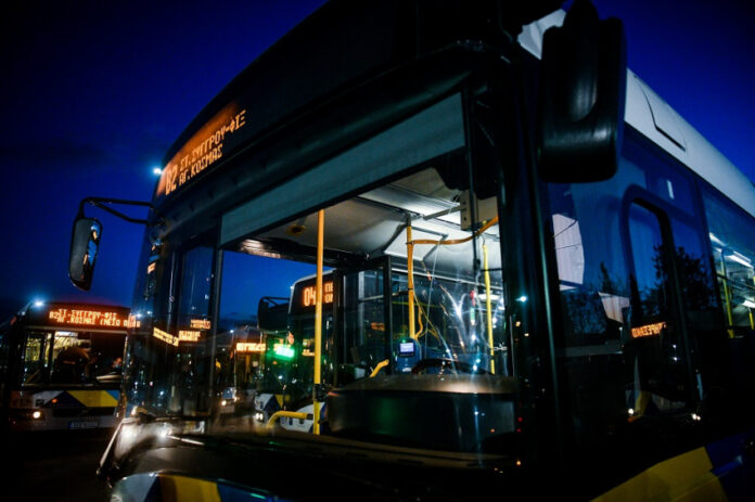 Πυρά ΚΙΝΑΛ κατά Καραμανλή για τα νέα λεωφορεία: «Να μην επιτρέψει να κυκλοφορούν υγειονομικές βόμβες στην Αθήνα»