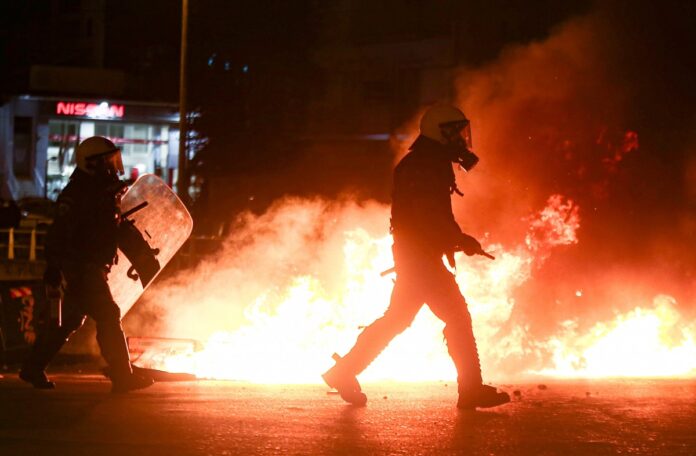 Επεισόδια στη Νέα Σμύρνη: Άγριος ξυλοδαρμός γυναίκας από αστυνομικούς