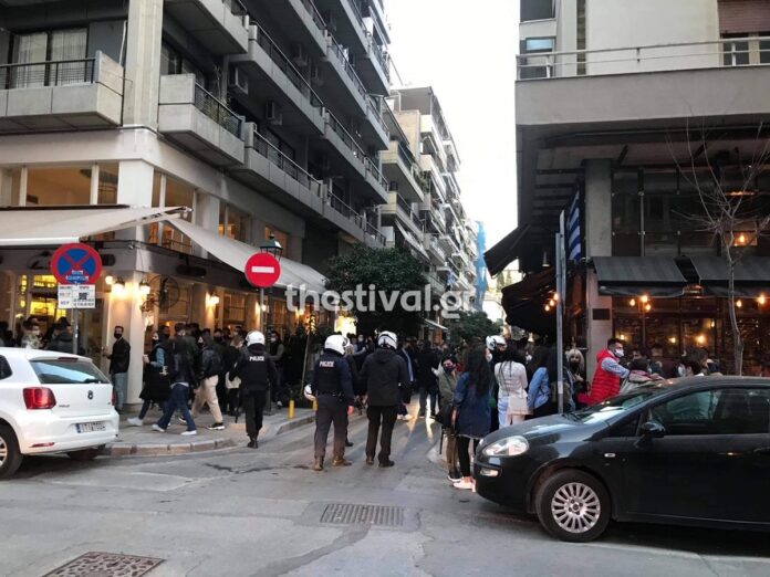 Θεσσαλονίκη: Κοσμοπλημμύρα έξω από μπαράκια του κέντρου – Επέμβαση δεκάδων αστυνομικών (φωτο & video)