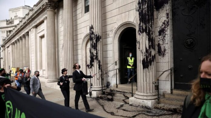 Λονδίνο: Ακτιβιστές για το κλίμα βανδάλισαν με μαύρη μπογιά την Τράπεζα της Αγγλίας