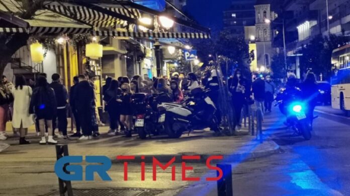 Θεσσαλονίκη: Πάνω από 100 άτομα έπιναν κοκτέιλ – Επέμβαση της αστυνομίας-(VIDEO-ΦΩΤΟ)