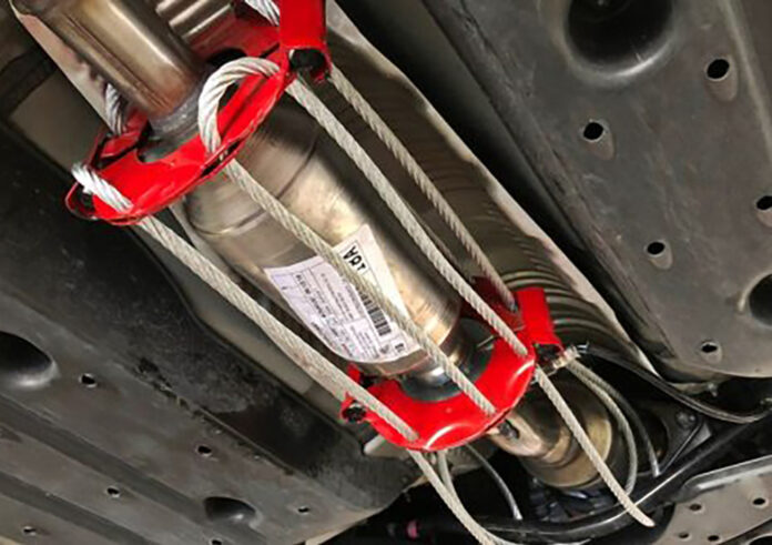 Θεσσαλονίκη: Συνελήφθησαν δύο άτομα που έκλεβαν καταλύτες από αποθήκες τελωνείου