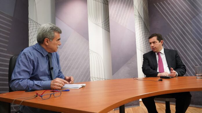 Απρέπειες Μηταράκη κατά Μουτζούρη (ΒΙΝΤΕΟ)