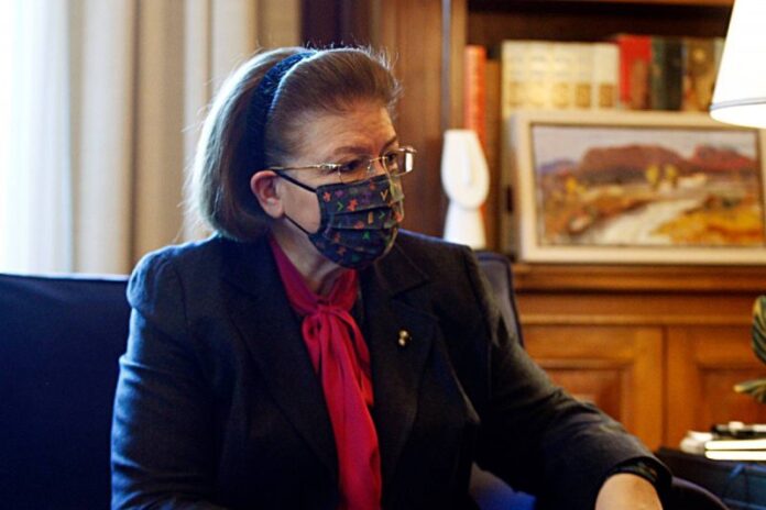 H απάντηση της Μενδώνη για το ατύχημα ατόμου με ειδικές ανάγκες στην Ακρόπολη, που…δεν είναι απάντηση!