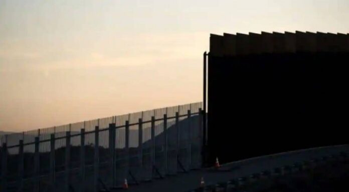 Διακινητής πέταξε δύο κοριτσάκια 3 και 5 ετών από έναν τοίχο 4 μέτρων στα σύνορα ΗΠΑ – Μεξικού