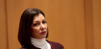 Πελώνη: «Απαράδεκτο» το σκίτσο της ΕΦΣΥΝ για τη δολοφονία Καραϊβάζ – Αντιδράσεις και στο Twitter