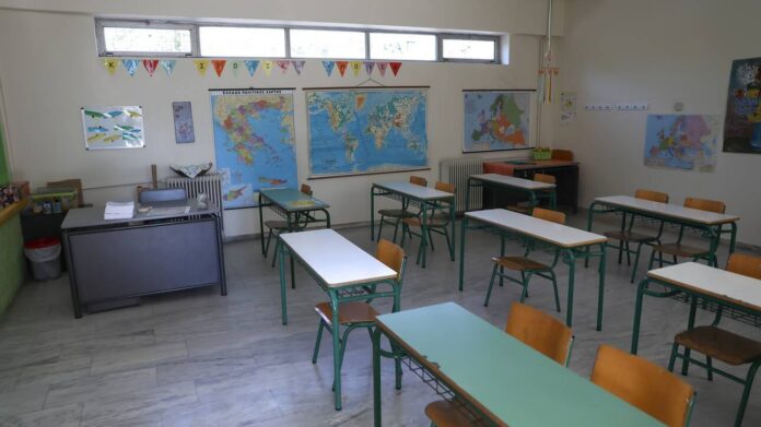 O πρόεδρος της Παιδιατρικής Εταιρείας λέει ότι δύσκολα θα μείνουν ανοιχτά τα σχολεία μετά τον Δεκέμβριο