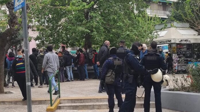 Πλατεία Βαρνάβα: Έγινε διαμαρτυρία για την παρουσία των αστυνομικών – (ΦΩΤΟ)