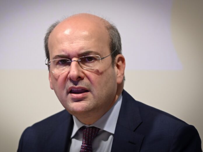 Ο Χατζηδάκης καταργεί το οκτάωρο και κοροϊδεύει τους εργαζόμενους ξεδιάντροπα ! – (VIDEO)