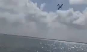 Σοκαριστικό βίντεο με αεροσκάφος να κάνει «βουτιά θανάτου» στην θάλασσα