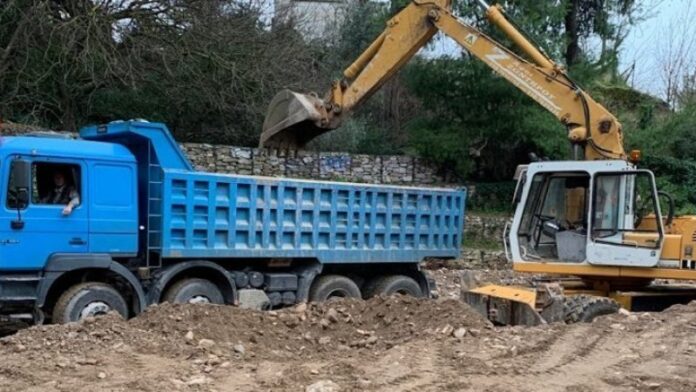 Νυμφαίο: Κάτοικοι μπλόκαραν σκαπτικά μηχανήματα για την τοποθέτηση ανεμογεννητριών