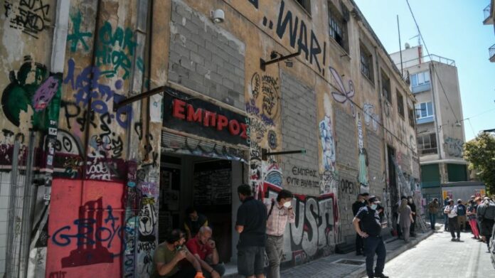 «Εμπρός»: Εμποδίστηκε το νέο σφράγισμα του θεάτρου