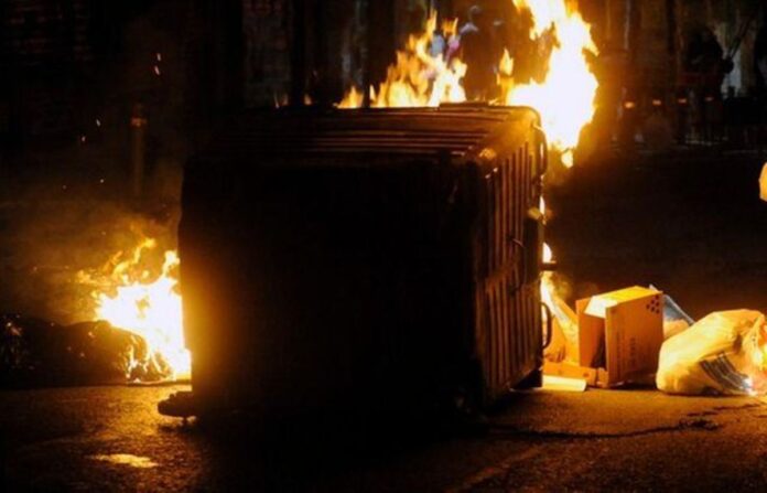 Μπαράζ εμπρησμών σε κάδους απορριμμάτων στον Εύοσμο τα ξημερώματα