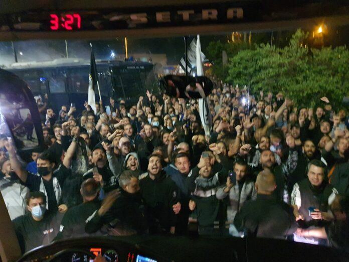 Γιορτή στη Θεσσαλονίκη μέσα στη νύχτα όταν έφτασε ο ΠΑΟΚ!