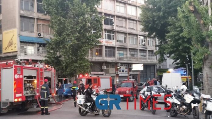 Θεσσαλονίκη: Πυρκαγιά σε διαμέρισμα – Απεγκλωβίστηκαν πέντε άτομα (VIDEO)