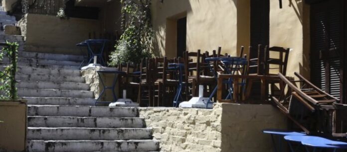 «Τουρίστες βλέπουμε με το κιάλι» λένε απεγνωσμένοι καταστηματάρχες: Έρημοι οι δρόμοι στην Πλάκα